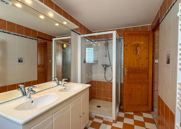 Avec Piscine A Deux Pas Des Pistes Cyclables Villa *