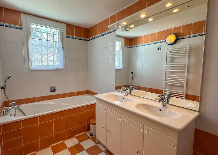 Avec Piscine A Deux Pas Des Pistes Cyclables Villa