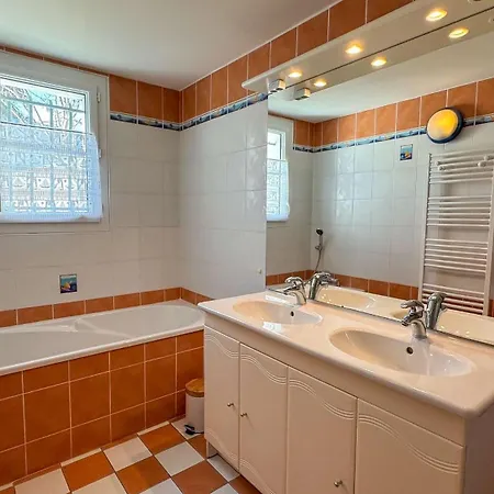 Avec Piscine à Deux Pas Des Pistes Cyclables Villa